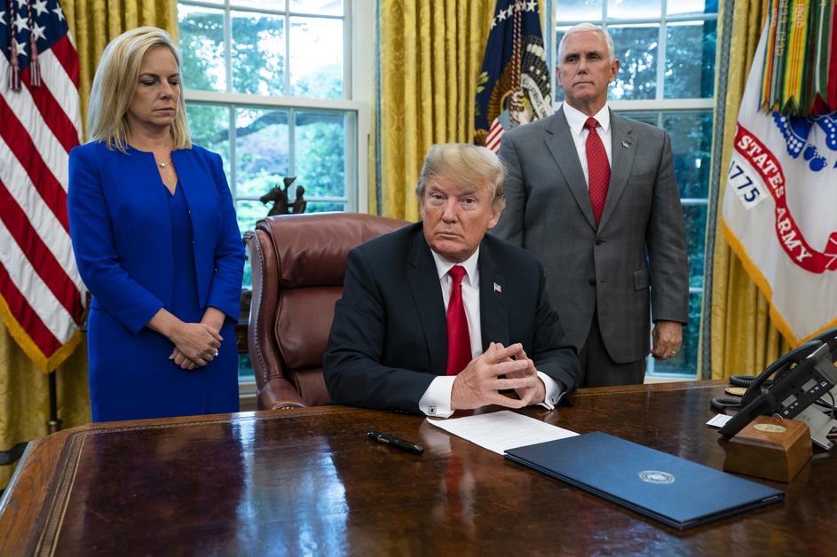 Podpis izvršilnega ukaza o koncu ločevanja otrok