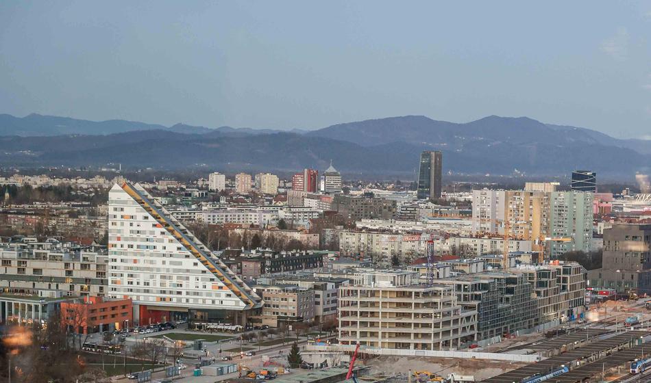 Zagrozili so mu s pretepom, dal jim je nahrbtnik