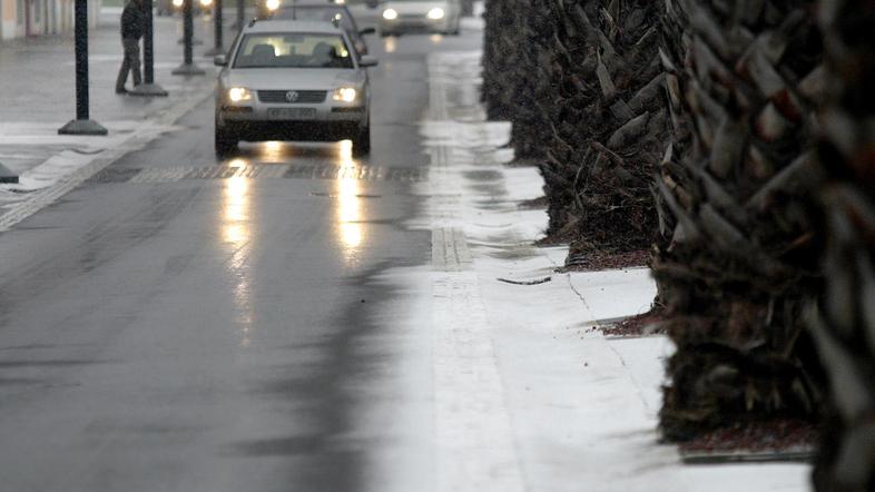 Nad zaledenelimi in ne posipanimi cestami so se hudovali predvsem občani iz zale