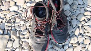 neznan moški truplo na plaži