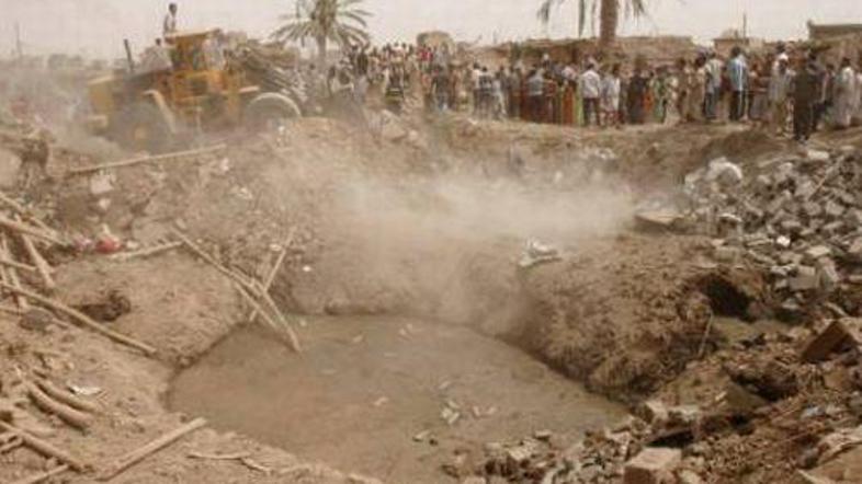 Po eksploziji je na mestu napada nastal globok krater.