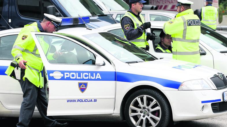 Akademijo naj bi vodil ravnatelj, menda uradno zaposlen v šoli za policiste, ki 