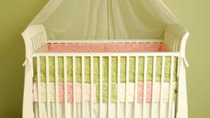 Da bo otročičku prijetno, ko se bo stisnil k ograjici, posteljico obdajte z zašč