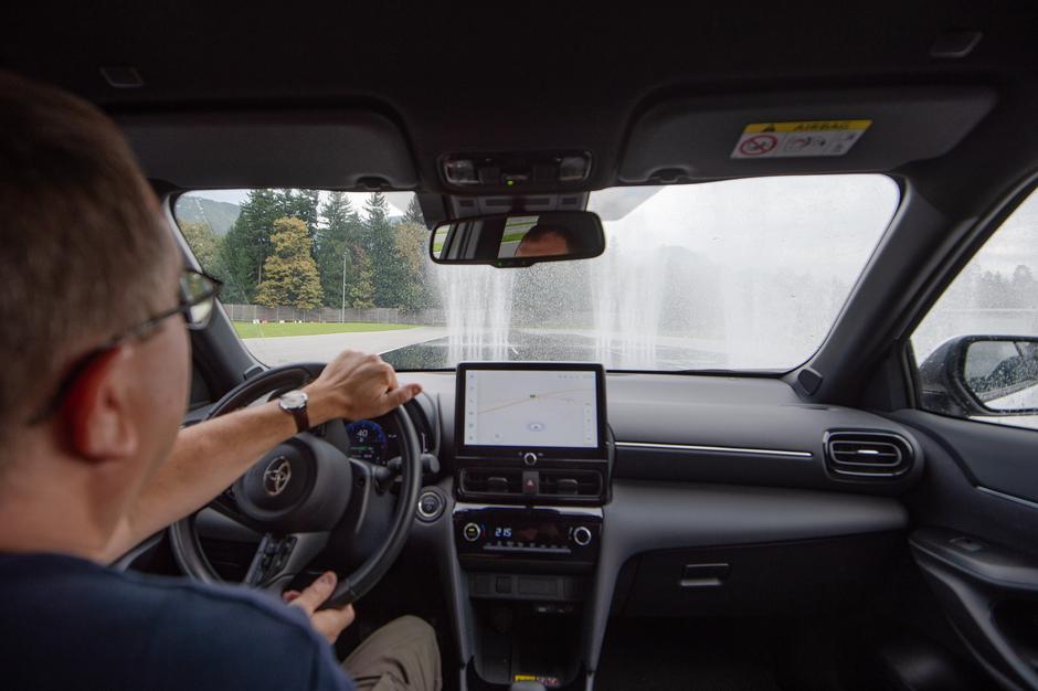 Preizkus zaviranja s Toyotinimi vozili na AMZS poligonu varne vožnje na Vranskem. | Avtor: Anže Petkovšek