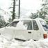 V Indiji so avtomobili obtičali pod snegom.
