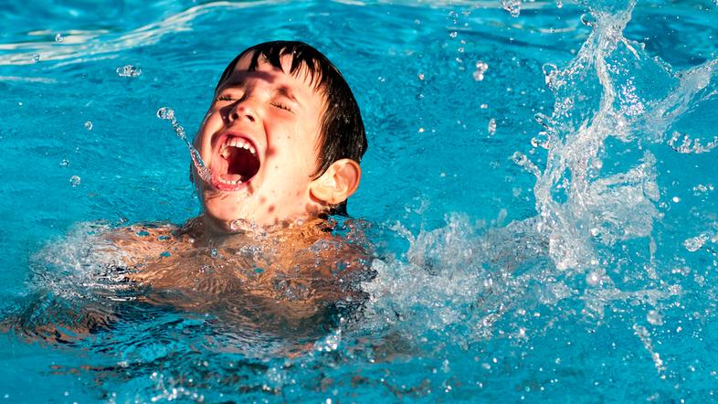 deček bazen utapljanje utopitev