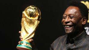 Edison Arantes do Nascimento - Pelé s pokalom, ki ga bo prejel zmagovalec mundia
