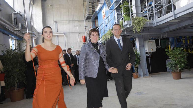 Župan Bojan Šrot je po novi toplarni za roko popeljal tudi Bernardo Podlipnik z 