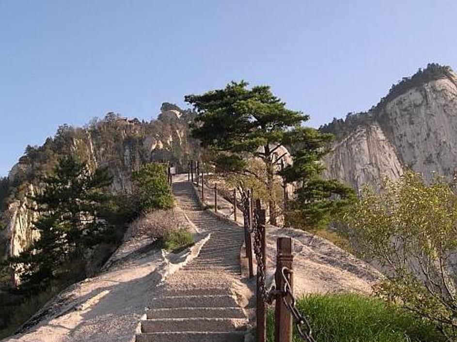 Na Hua Shan prihajajo predvsem romarji in turisti, ki z gorami nimajo veliko izk