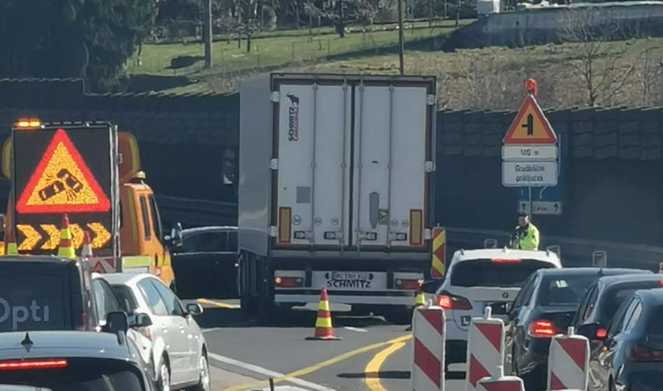 Najprej ga je odneslo v eno ograjo, nato v drugo: Ob prihodu policije pa šok