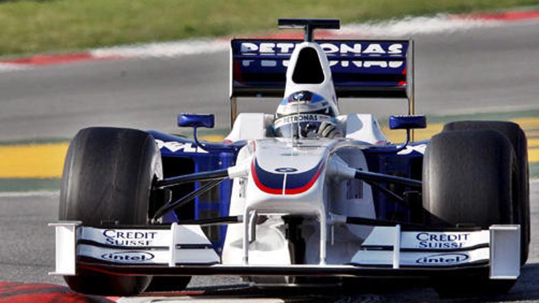 Sprednje krilce je nižje in širše, zaradi česar bo ob dotikih dirkalnikov rado o