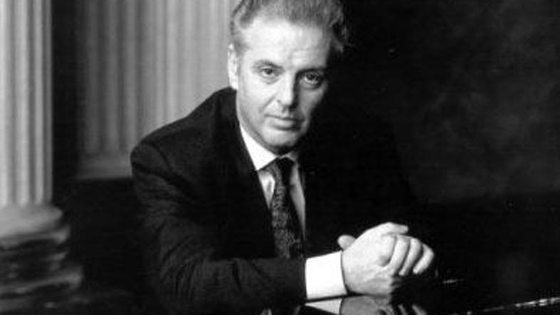 Barenboim, rojen leta 1942, kot dirigent z Dunajskimi filharmoniki sicer redno s