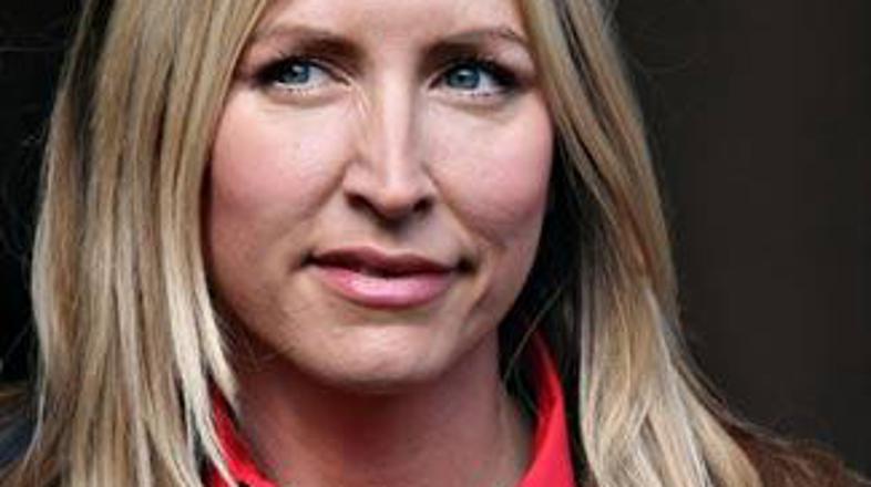 Millsova si je dopustniški čas krajšala v objemu novega ljubimca.