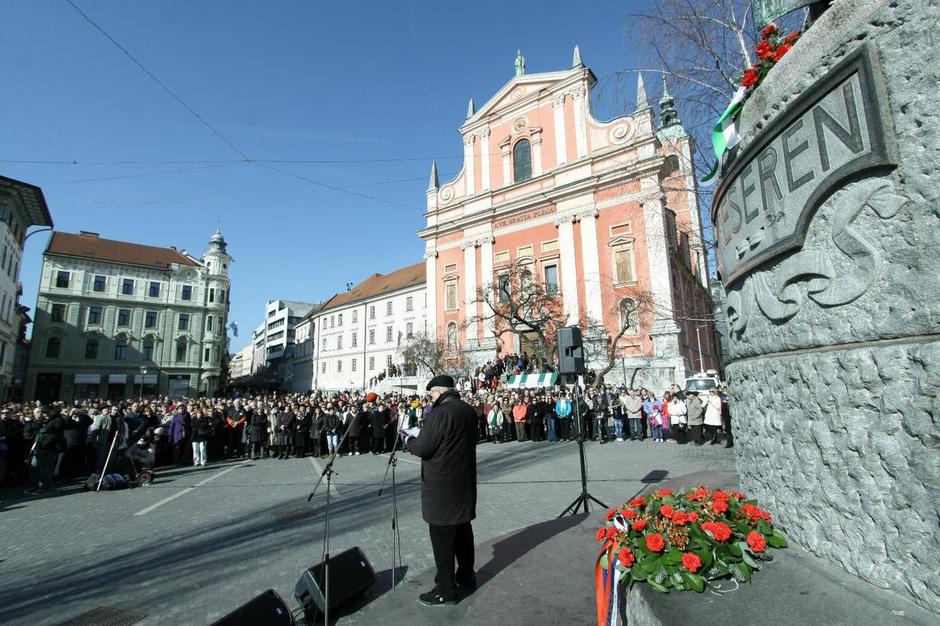 Recital na Prešernovem trgu ob kulturnem dnevu. | Avtor: Žurnal24 main