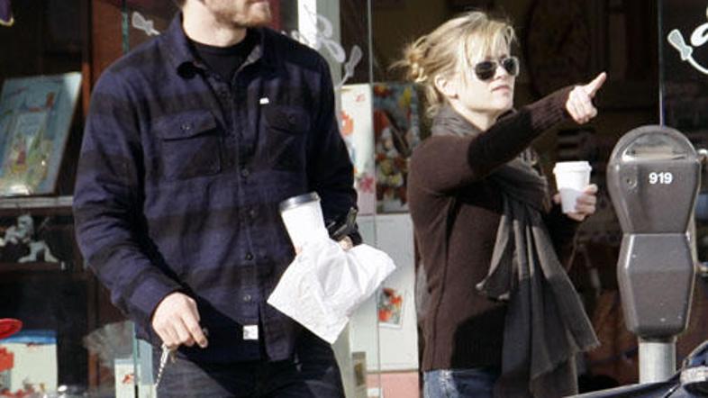 Spoznala sta se na snemanju filma. Zdaj se bo on preselil k njej.