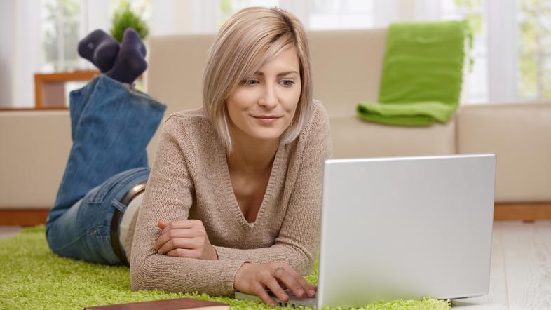 ženska računalnik nakupi