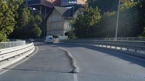 most čez Savski otok, Kranj, poškodovana cesta