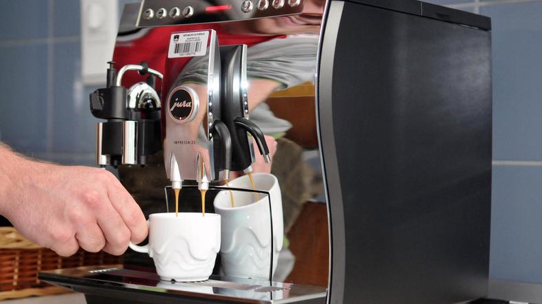 Z odprodajo kavnega avtomata je Lukšičevo ministrstvo ustvarilo 354,45 evra izgu