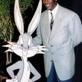 Zajček Dolgoušček ob Michaelu Jordanu. Skupaj sta zaigrala v filmu Space Jam. (F