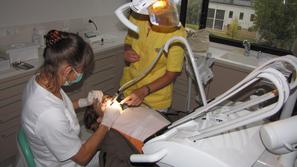 Novi zobozdravniki si morajo poiskati nove paciente, s katerimi je, kot pravi Kr