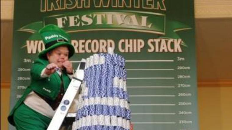 Pred hotelom v Dublinu je zrasel rekordno visok "žetonski stolp". (Foto: Pokerne