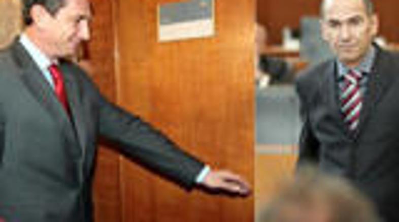 Janša gre prek uradnika, ministra in tožilke nad tajkune. Za levico pa boj proti