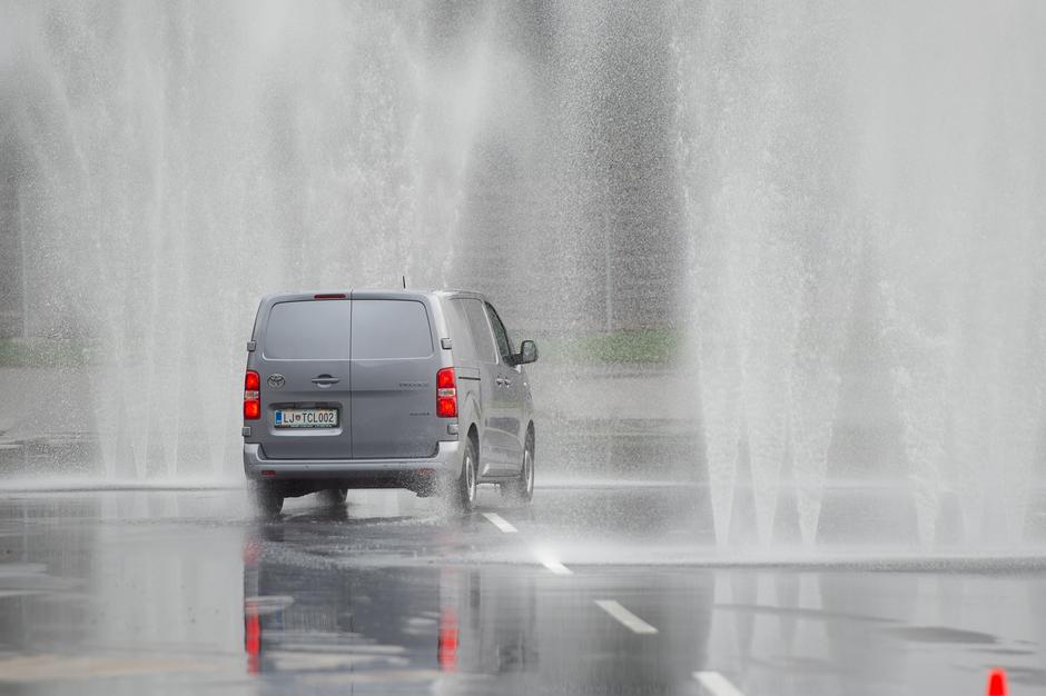 Preizkus zaviranja s Toyotinimi vozili na AMZS poligonu varne vožnje na Vranskem. | Avtor: Anže Petkovšek