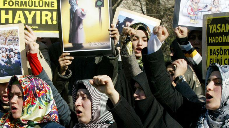 Muslimanske ženske v Turčiji bodo lahko rute odslej uradno nosile na univerzah.