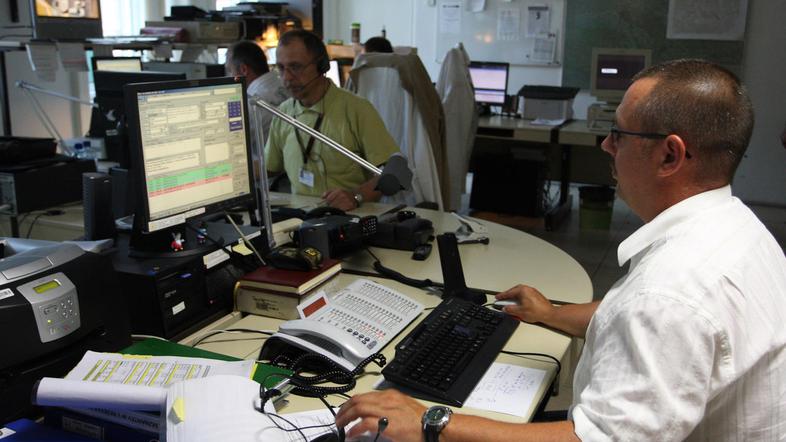 V OKC Maribor, kjer delajo v eni izmeni štirje operaterji, prejmejo 106 telefons