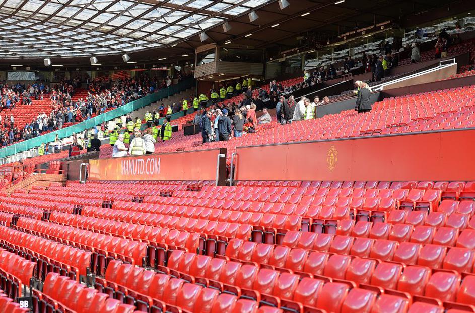 Old Trafford, sumljiv paket