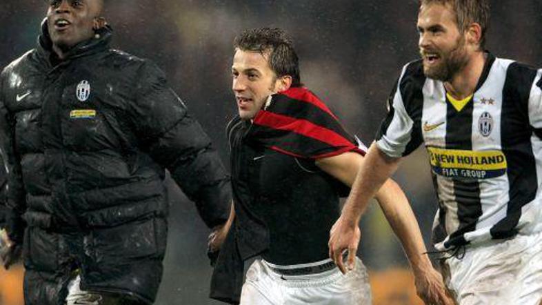 Nogometaši Juventusa so se takole veselili zmage v velikem derbiju z Milanom.