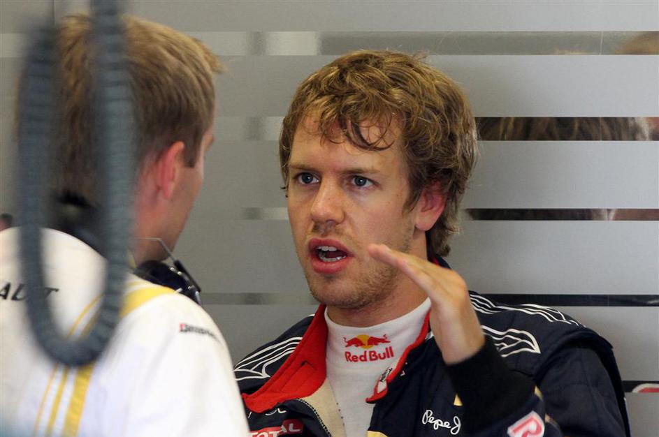 VN VB Silverstone trening 2010 Sebastian Vettel Red Bull