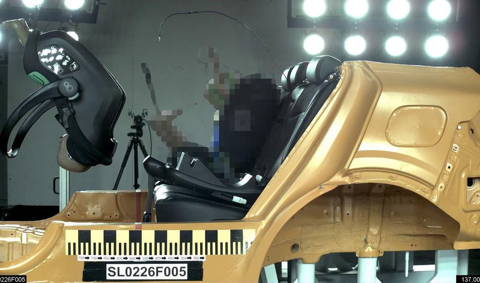 AMZS opozarja: Nevarni otroški sedeži