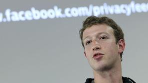Mark Zuckerberg, ustanovitelj Facebooka, se znova otepa kritik, da izrablja zaup