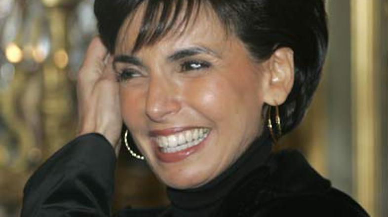 Glamurozna francoska ministrica Rachida Dati se smeje na poti na vladno sejo v E