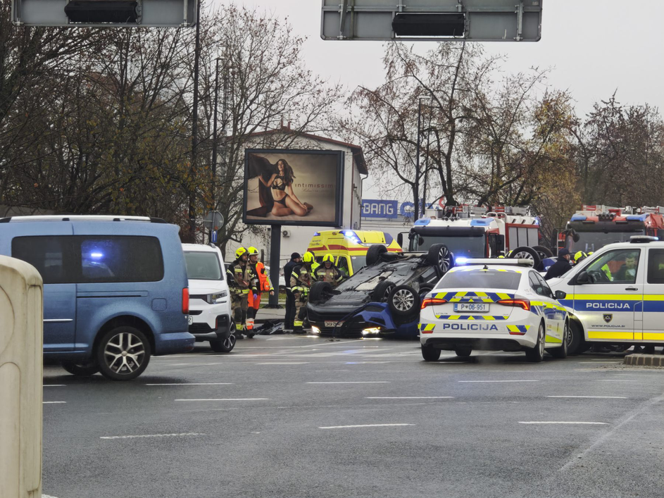 Prometna nesreča, izvoz Jarše, avto na strehi