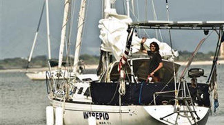 Zac je na svoji 11 metrov dolgi jadrnici Intrepid prejadral 52 tisoč kilometrov.
