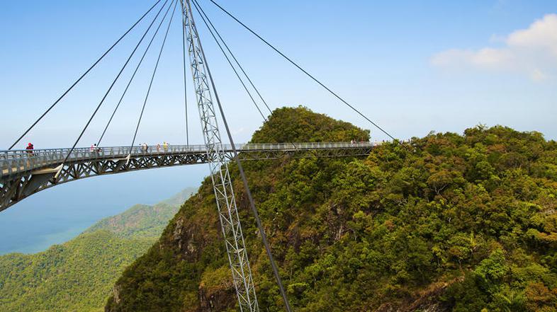 Langkawi Sky Bridge "raste" iz bujnega tropskega gozda. Foto: Shutterstock