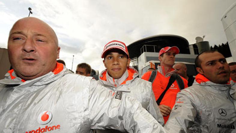 Hamilton je po izrečeni kazni v spremstvu varnostnikov zapustil belgijsko dirkal