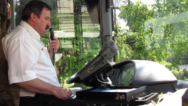 Izidor Parte je že dvajset let voznik avtobusa. Vsak dan na relaciji Kranj-Predd