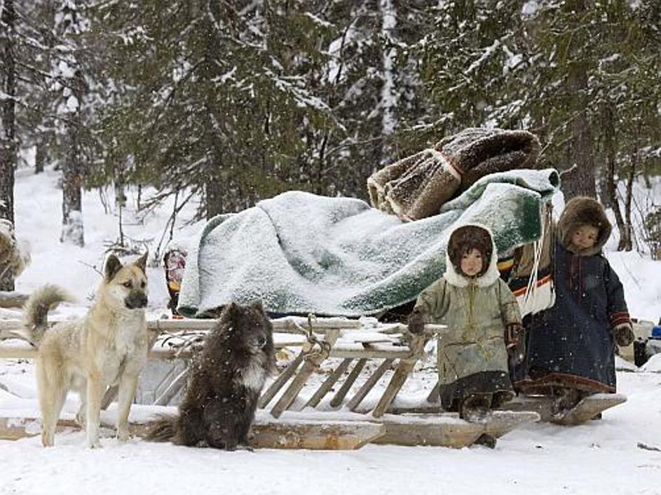 Otroci so toplo "zadelani" od glave do pete, "modna zapoved" pa je krzno.