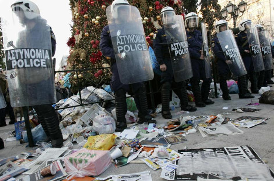 Protestniki so se že pred tem znesli tudi nad božičnim drevesom, ki so ga obmeta