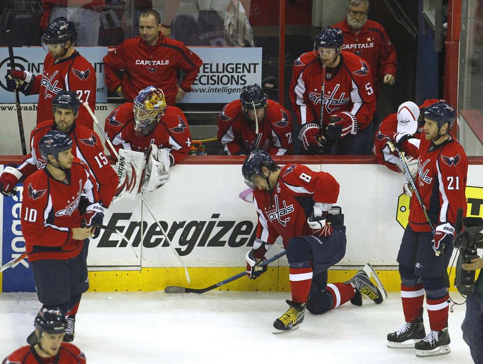 Aleks Ovečkin in njegovi Capitals na kolenih. Predčasno grejo domov. (Foto: Reut