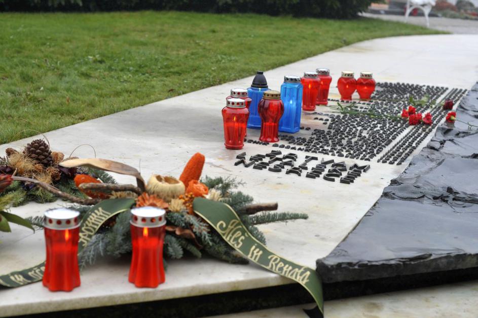 Spominska slovesnost ob 30. letnici letalske nesreče na Korziki.