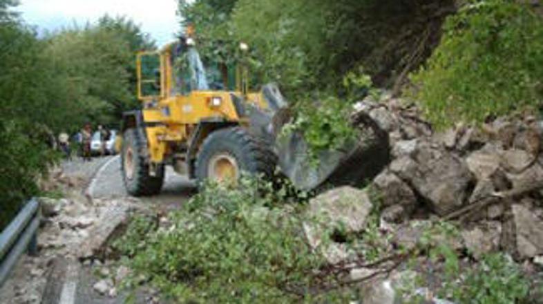 Potres ni pustil sledi samo na zgradbah, temveč tudi na prometni in drugi infras