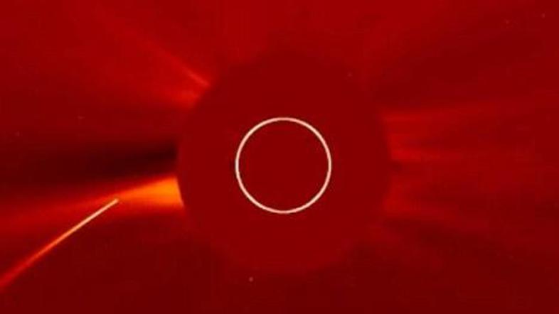 Na fotografiji so vidni zadnji trenutki kometa. Fotografija je posneta s posebno