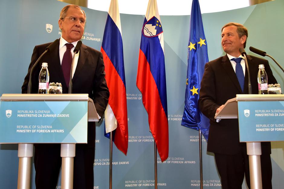 Ruski zunanji minister Sergej Lavrov in zunanji minister Karl Erjavec | Avtor: EPA-EFE/IGOR KUPLJENIK