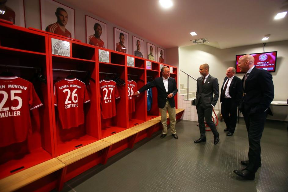 Pep Guardiola predstavitev Bayern Allianz Arena  Rummenigge Hoeness Sammer