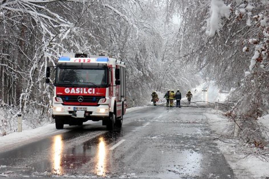 Gasilci na delu med S. Bistrico in Oplotnico.