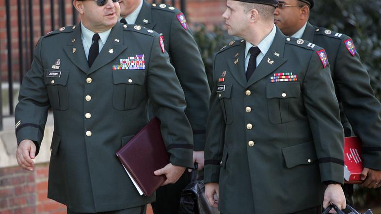 Steven Jordan (levo) se je rešil vseh obtožb zaradi zlorab v Abu Graibu